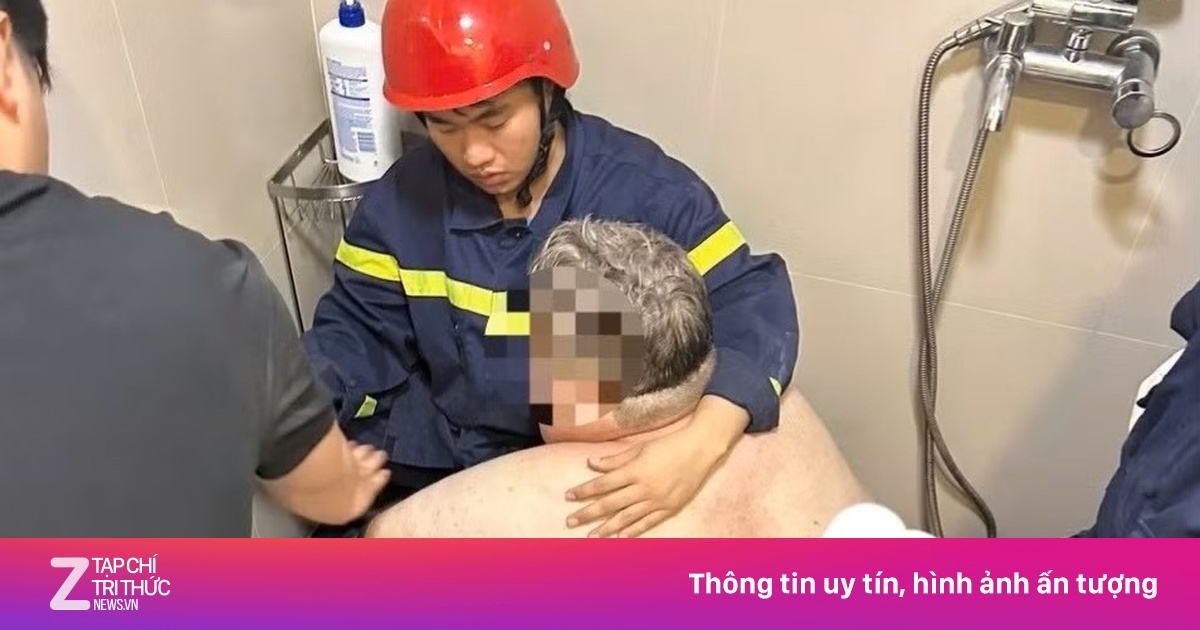 Lực lượng chức năng Đà Nẵng giải cứu thành công du khách Mỹ nặng 300 kg mắc kẹt trong nhà vệ sinh