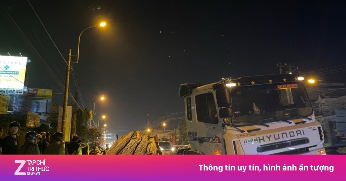 Xe đầu kéo chở thép đè bẹp xe máy