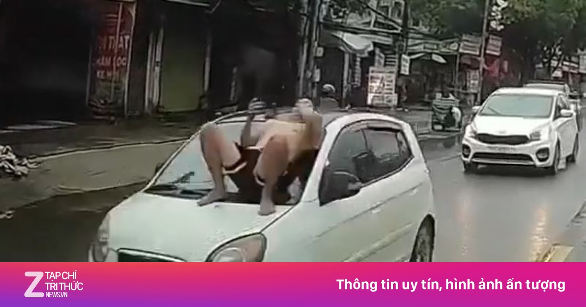 Clip người đàn ông nằm trên capo ô tô đang chạy giữa phố Hà Nội