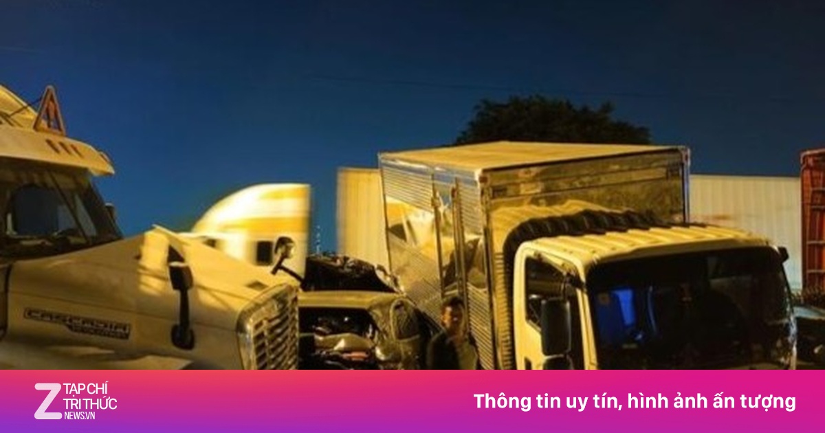 Xe Porsche cùng 5 xe tải va chạm liên hoàn, cầu Phú Mỹ tắc nghẽn nghiêm trọng