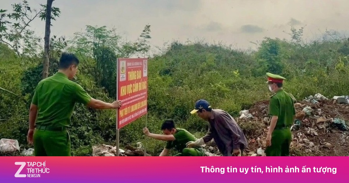 Đổ trộm rác, thanh niên bị phạt phải dọn sạch lại rác