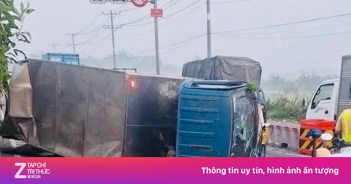 Xe tải lật ngang cầu, cửa ngõ TP.HCM tắc kéo dài
