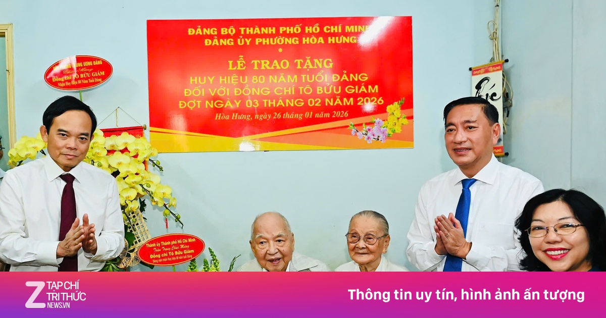 Bí thư Thành ủy TP.HCM tặng cụ Tô Bửu Giám Huy hiệu 80 năm tuổi Đảng