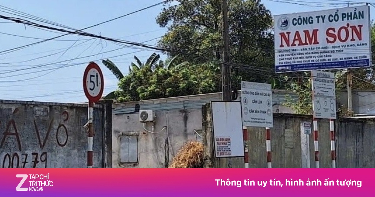 Bức tường ngăn cách khu công nghiệp ở TP.HCM bị phá dỡ