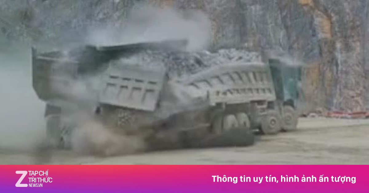 Cận cảnh vụ va chạm giữa hai xe ben trong mỏ đá ở Hà Tĩnh