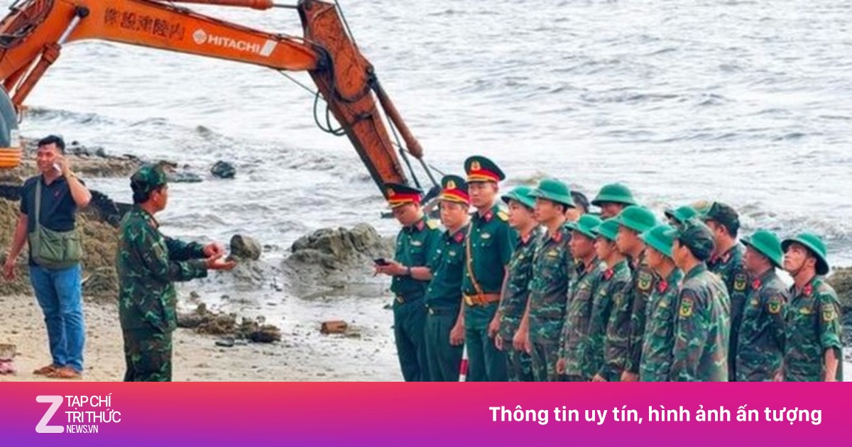 Trục vớt khối thép khổng lồ nghi xe tăng ở bãi biển Quy Nhơn