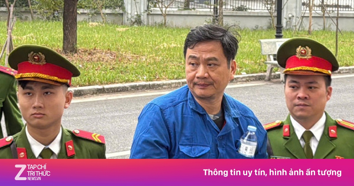 Cảnh sát dẫn giải cựu lãnh đạo Tổng công ty Xi măng Việt Nam đến tòa