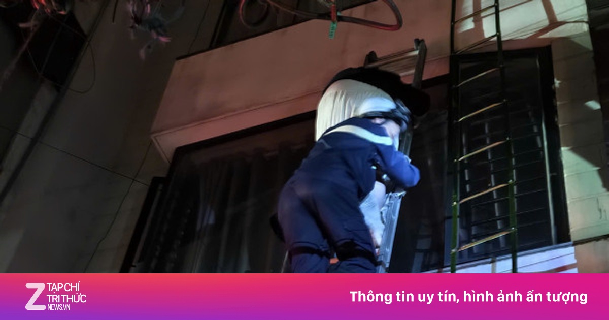 Giải cứu người mắc kẹt trong vụ cháy quán massage