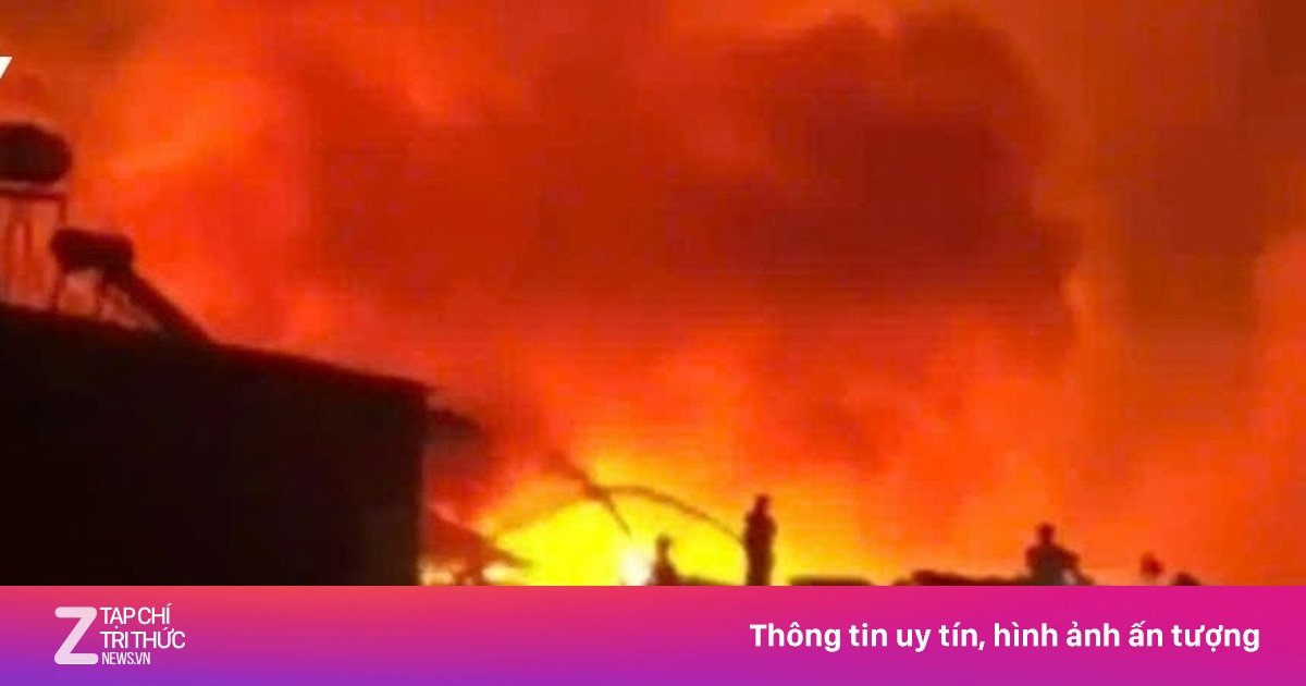 Cháy lớn kho giấy phế liệu tại Đồng Tháp, lực lượng chức năng khẩn trương dập lửa