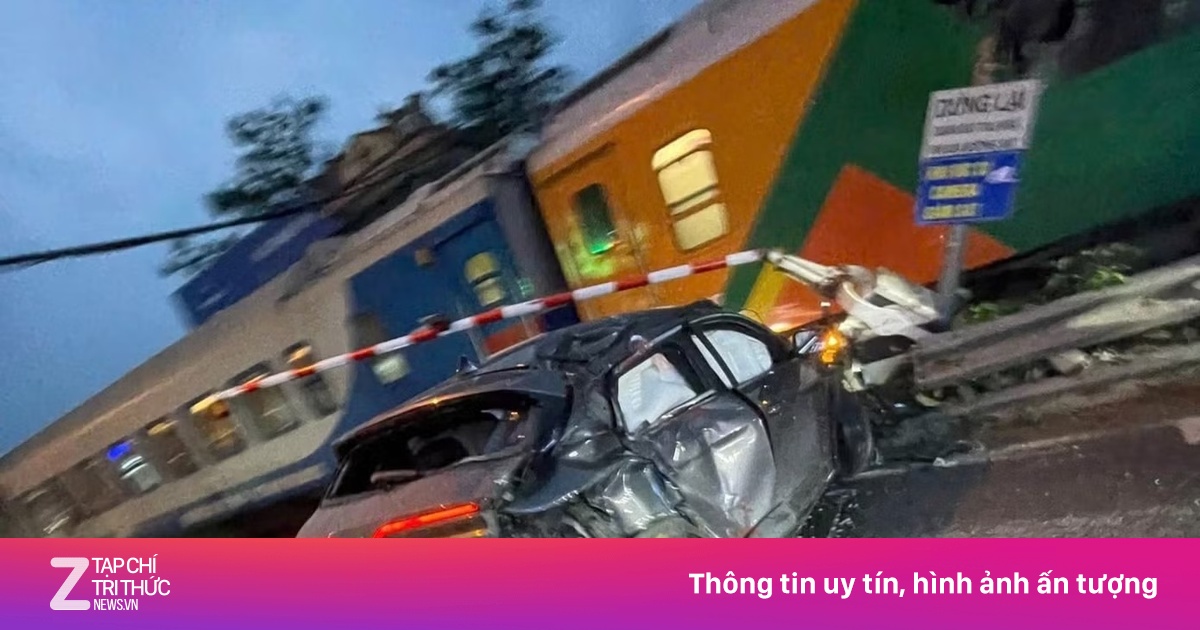 Ôtô Con Bị Tàu Hỏa Đâm Biến Dạng, Tài Xế May Mắn Thoát Nạn Ở Hà Nội