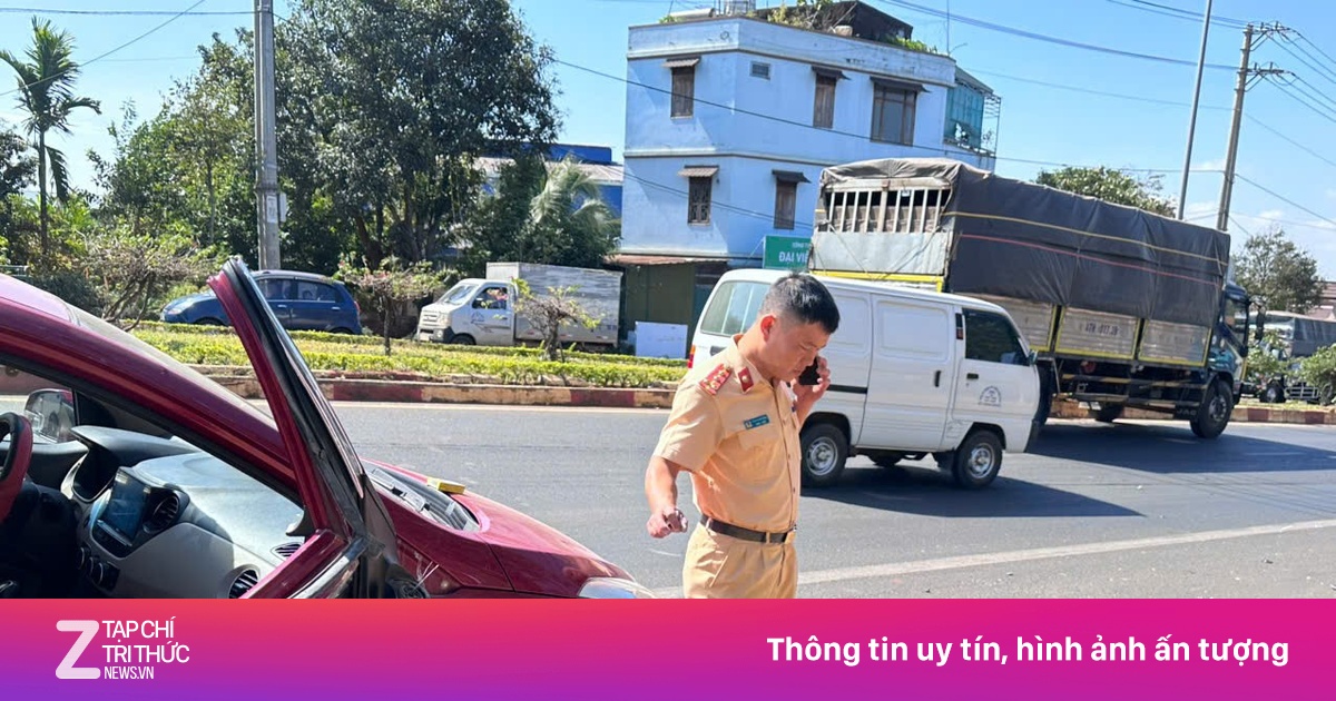 Xe tải chở vật liệu gây tai nạn liên hoàn tại nút giao đèn đỏ