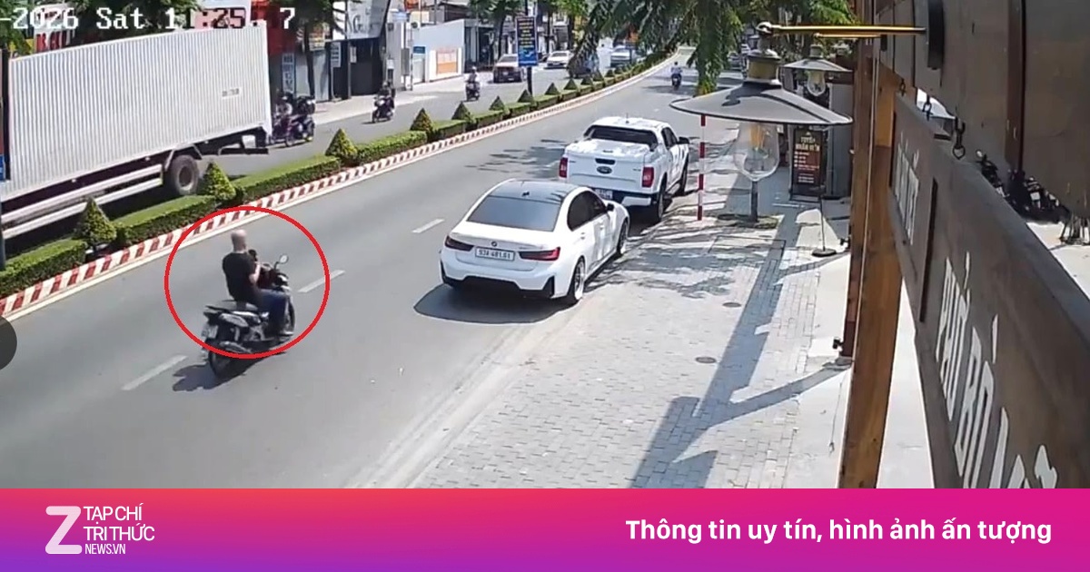 Người đàn ông chạy xe máy đập gương chiếu hậu ôtô trên phố tại TP.HCM