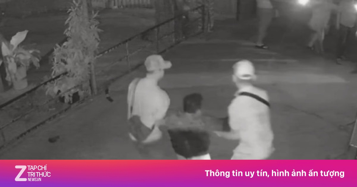 Camera ghi cảnh nam thanh niên bị nhóm người đánh gục tại nhà dân