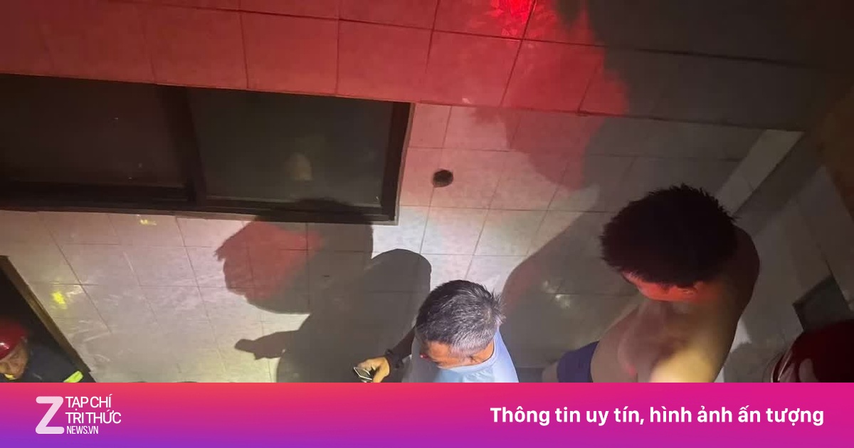 Cắt cửa cuốn, cứu người mắc kẹt trong căn nhà 6 tầng cháy dữ dội