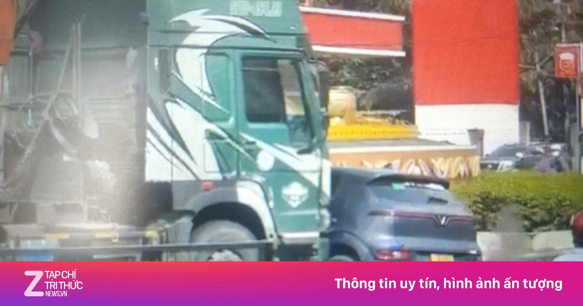 Xe ben 'ủi' ôtô trên đường khiến nhiều người hoảng hồn