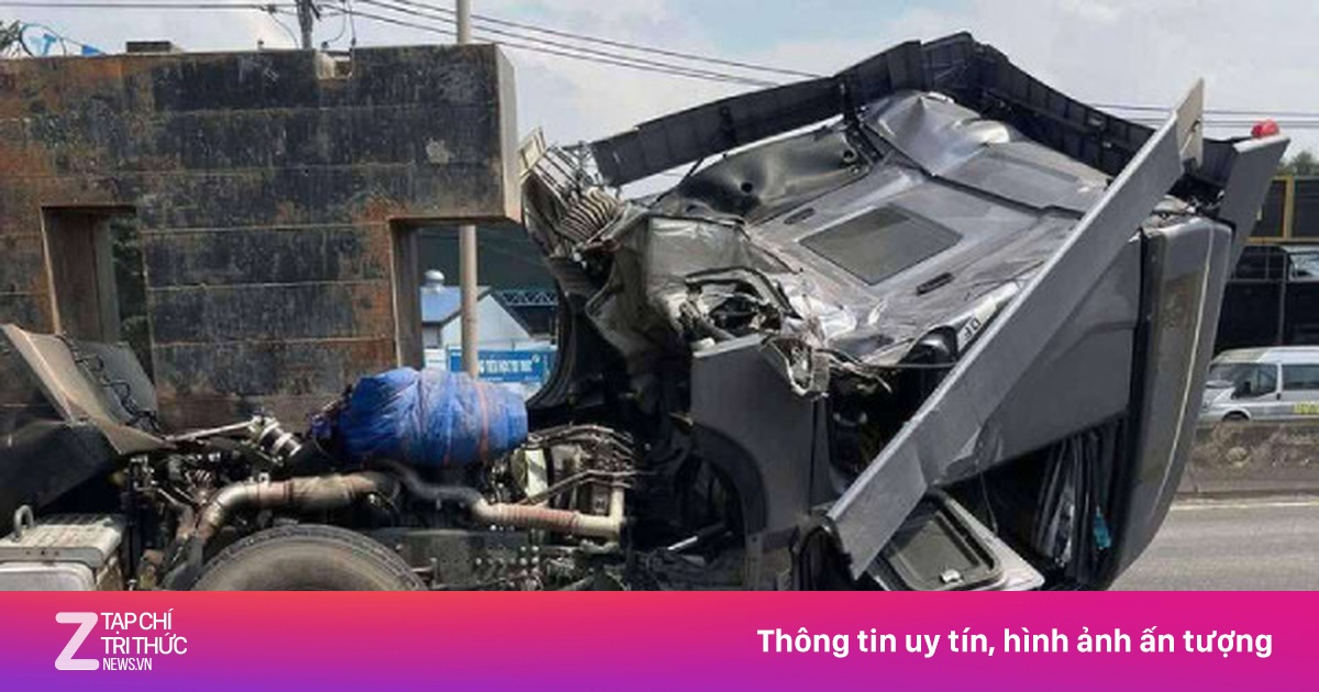 Thùng sắt rơi đè bẹp xe đầu kéo trên quốc lộ ở Đồng Nai