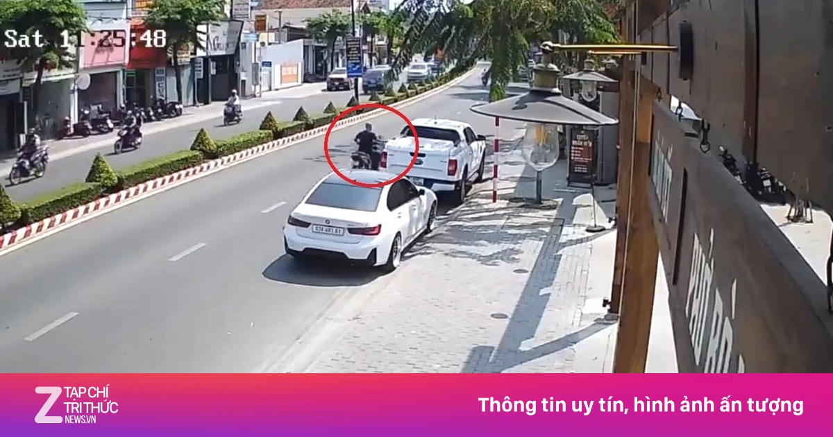 Người đàn ông chạy xe máy đập gương chiếu hậu ôtô trên phố