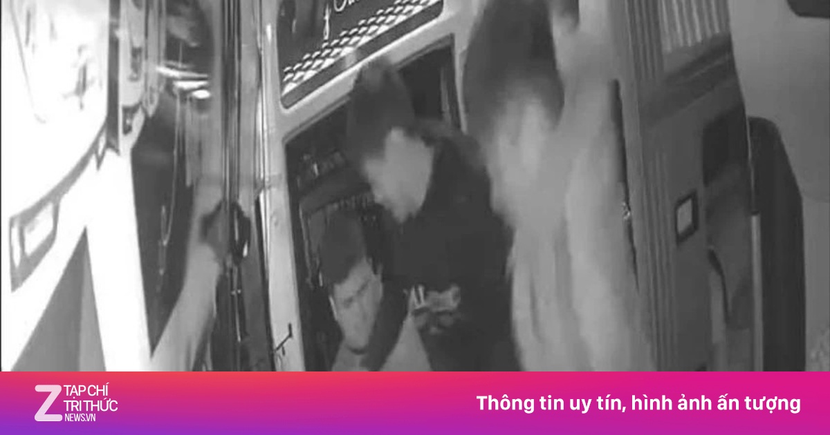 Phụ xe bị nhóm người lạ đánh tới tấp trên ôtô khách