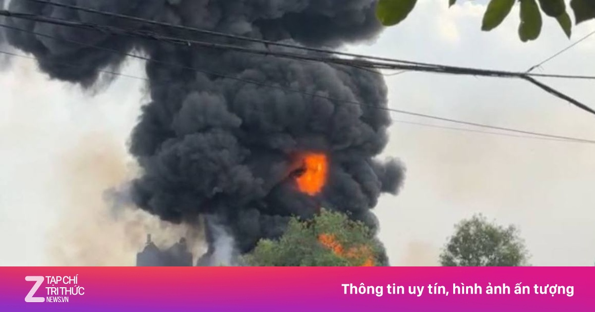 Xưởng nhựa giữa khu dân cư bất ngờ cháy dữ dội ở TP.HCM