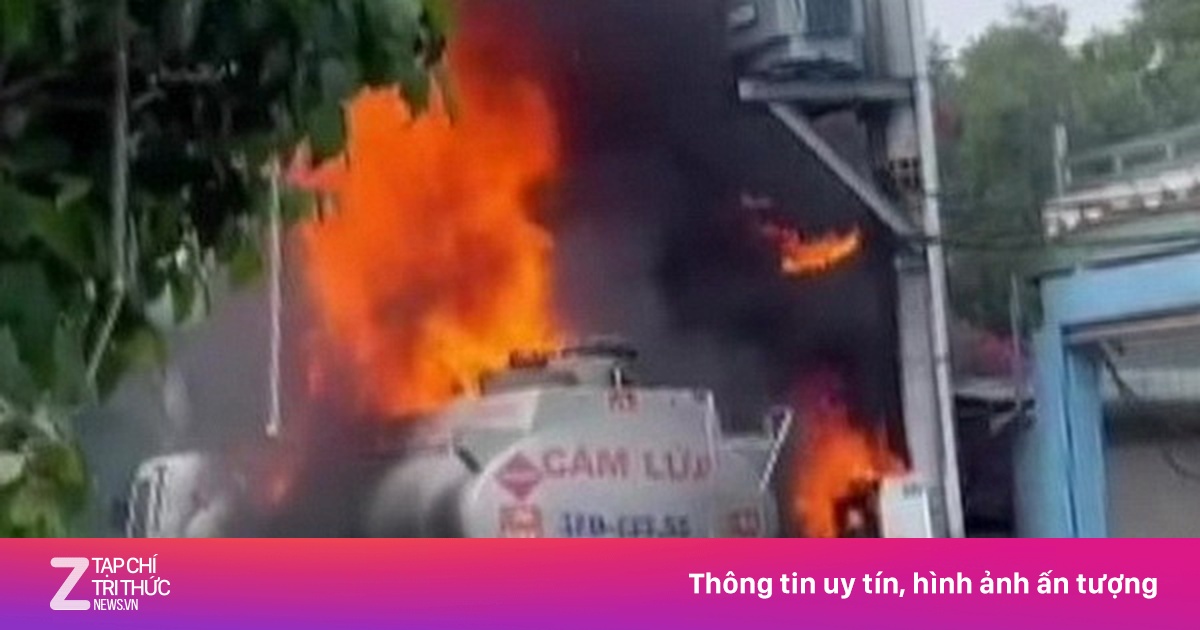 Xe bồn chở xăng thiêu rụi hai ôtô ở TP.HCM