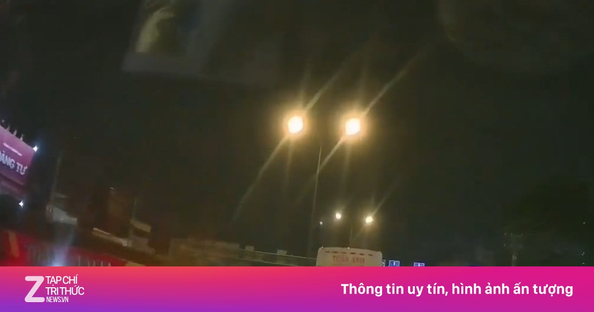 Xe đầu kéo lạng lách, ép ôtô con trên đường gây bức xúc ở TP.HCM