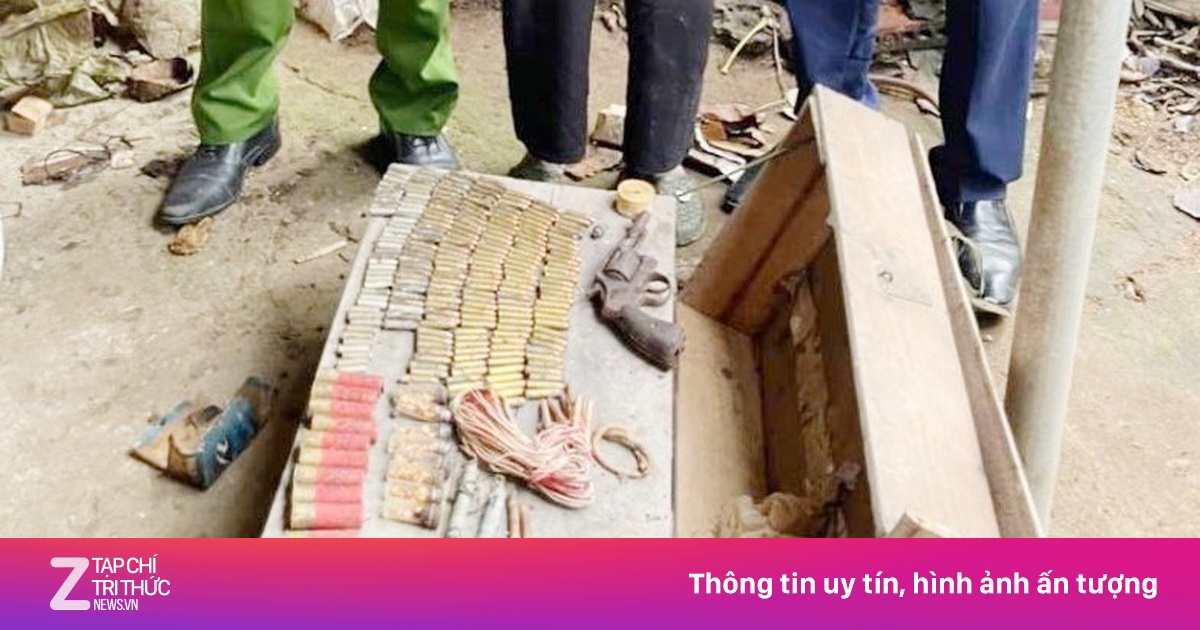 Đi thể dục sáng, người phụ nữ tá hỏa phát hiện hòm chứa súng, lựu đạn