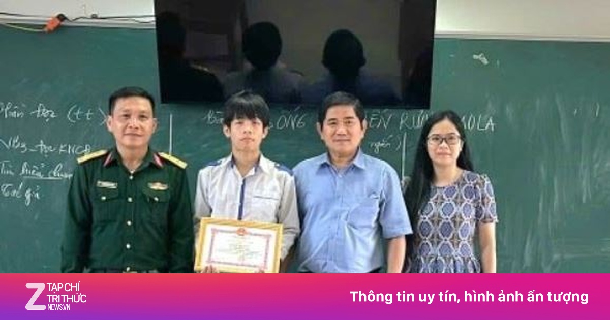Khen thưởng nam sinh cứu phi công nhảy dù sau sự cố máy bay rơi