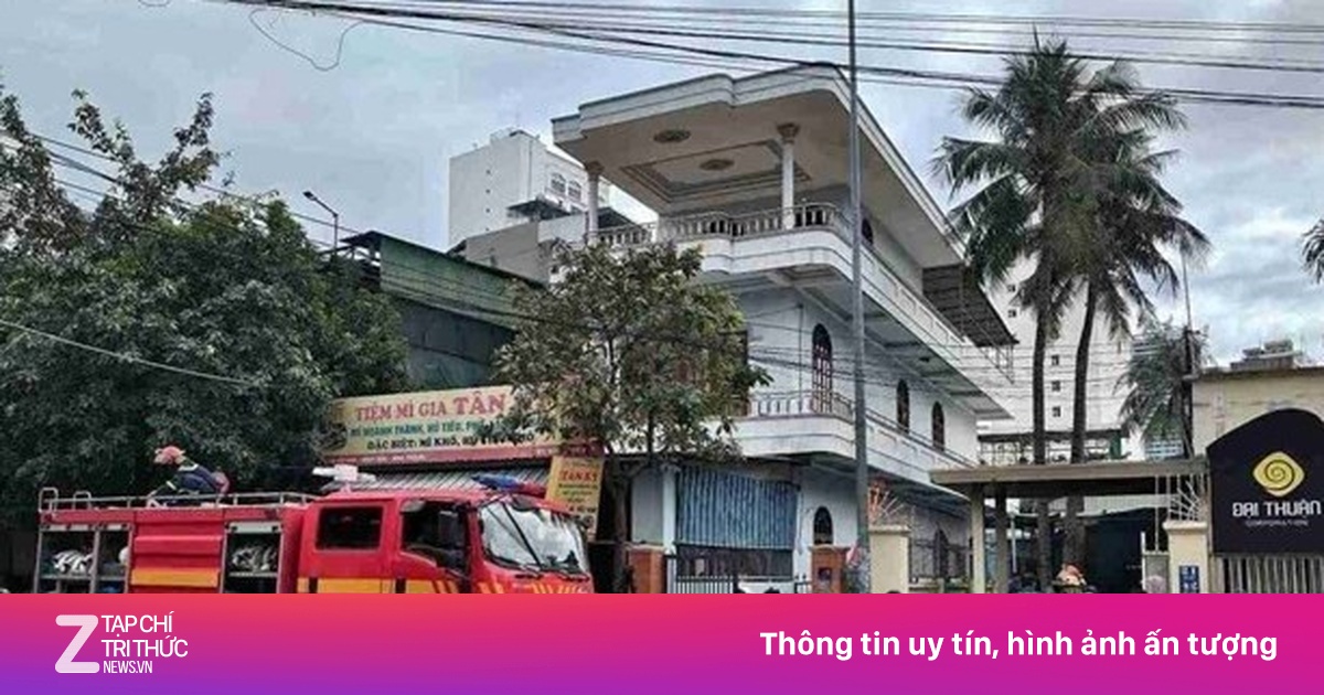 Cháy lớn thiêu rụi toàn bộ kho hàng ở Nha Trang