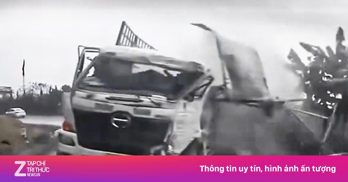 Xe tải mất lái, lật ngang trên đèo Đá Trắng