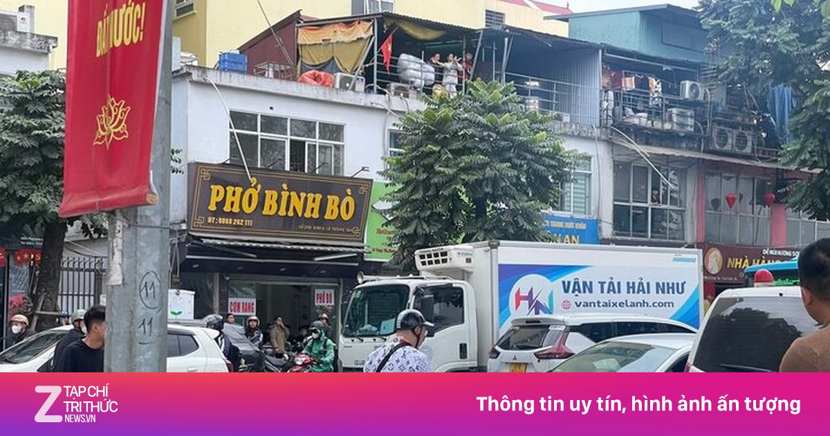 Ôtô con tông liên hoàn trên phố Hà Nội, 3 người bị thương