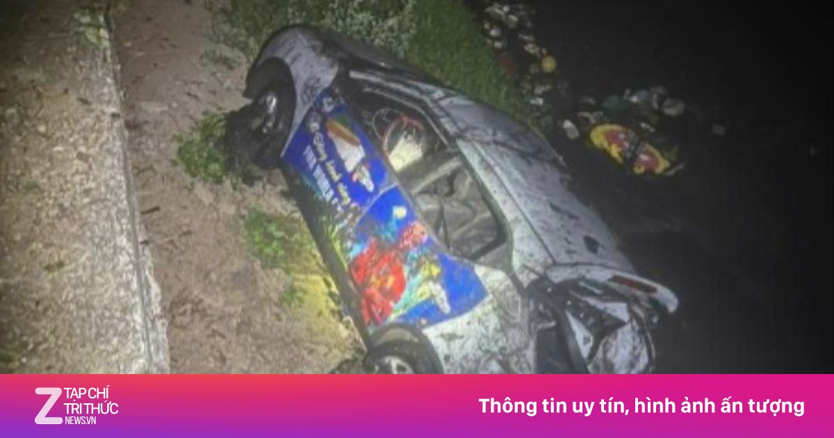 Ôtô con lao xuống sông Nhuệ ở Hà Nội