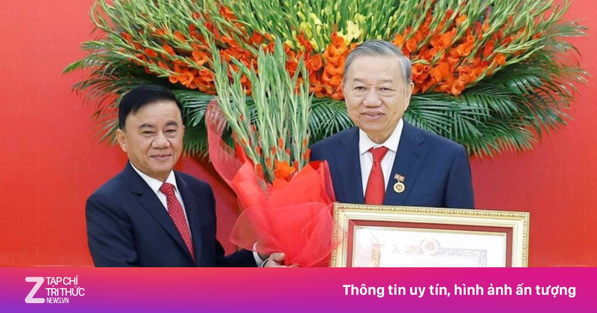 Trao Huy hiệu 45 năm tuổi Đảng tặng Tổng Bí thư Tô Lâm