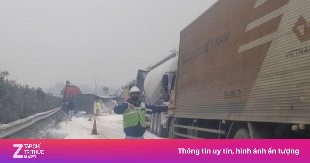 Lật xe đầu kéo trên cao tốc Nội Bài - Lào Cai