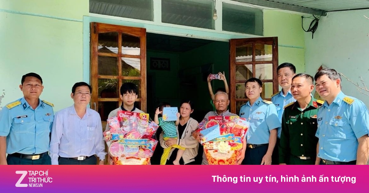Khen thưởng người dân hỗ trợ phi công trong vụ tai nạn máy bay quân sự
