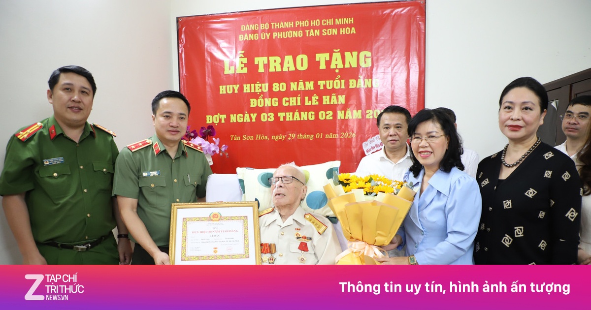 Trao Huy hiệu 80 năm tuổi Đảng đến Đại tá Lê Hãn