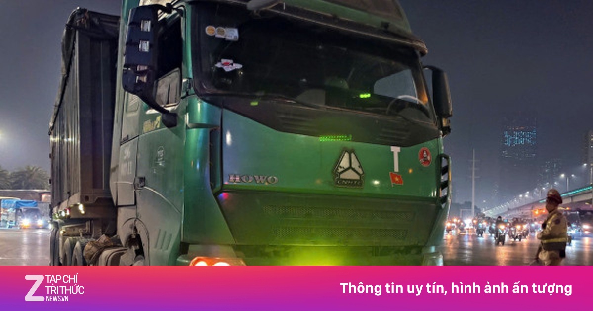 CSGT Hà Nội xuyên đêm xử phạt xe tải lắp thêm đèn, còi hơi