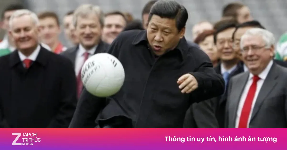 Thủ tướng Anh Keir Starmer tặng Chủ tịch Trung Quốc Tập Cận Bình quả bóng đặc biệt