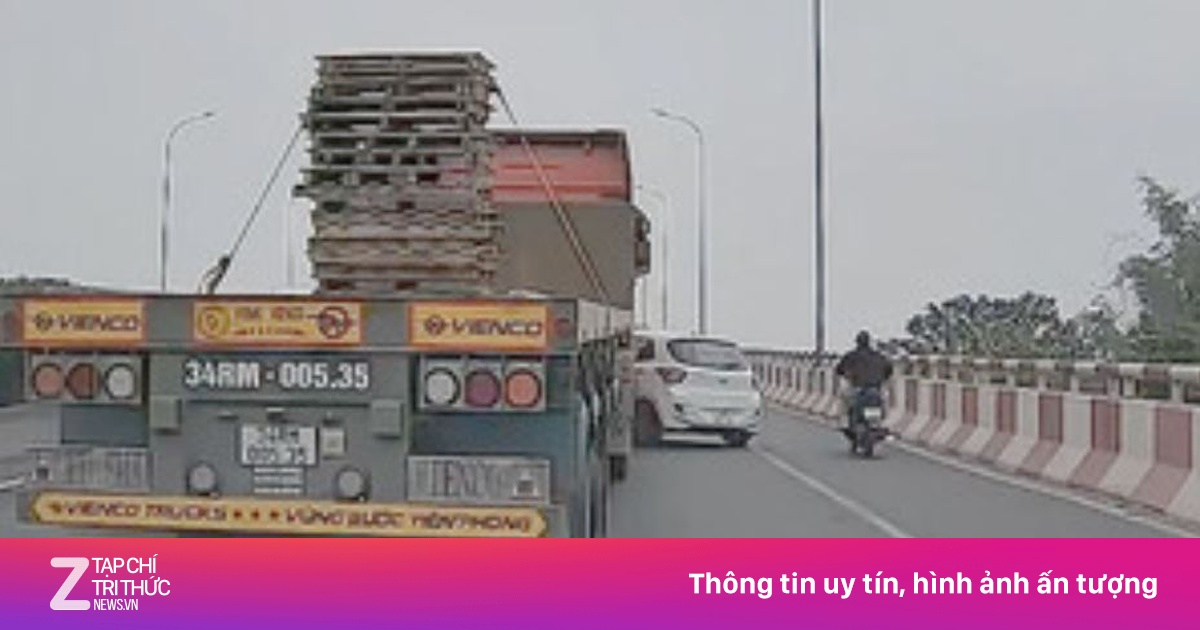 Xe đầu kéo vượt ẩu, tông ôtô con văng vào thành cầu