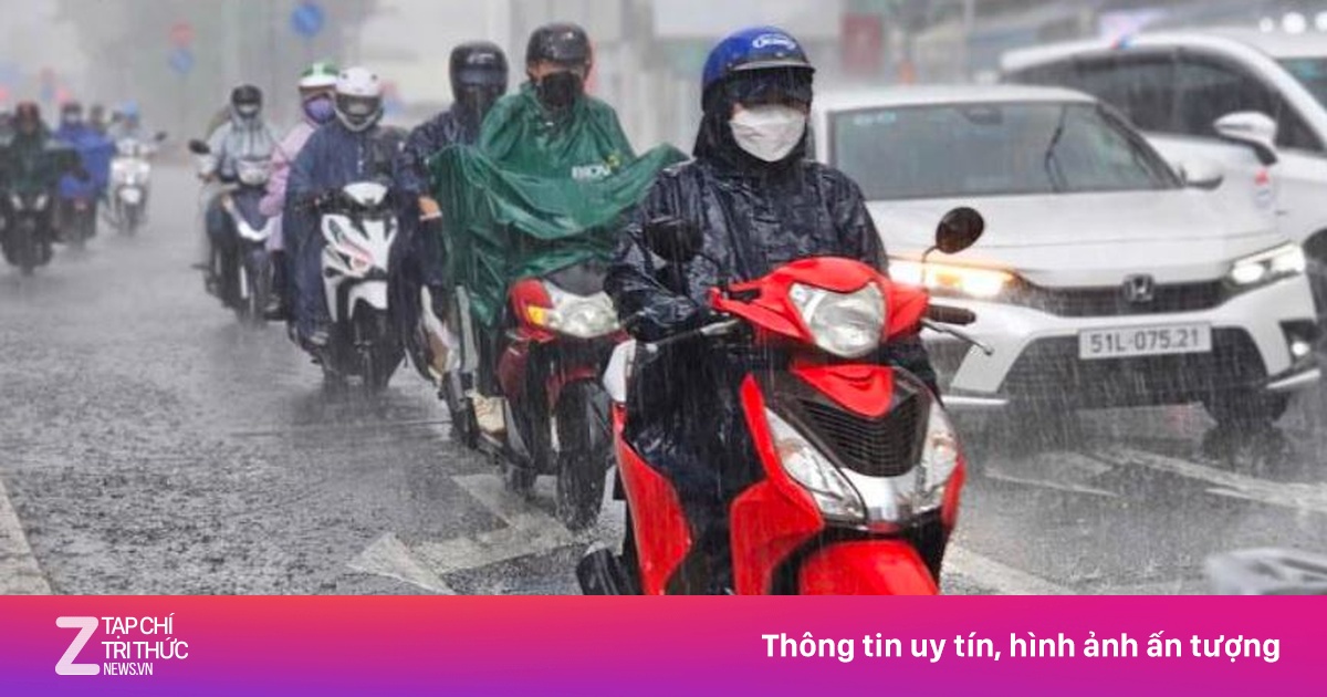 TP.HCM đón mưa dông trái mùa cận Tết, giao thông ùn ứ cục bộ