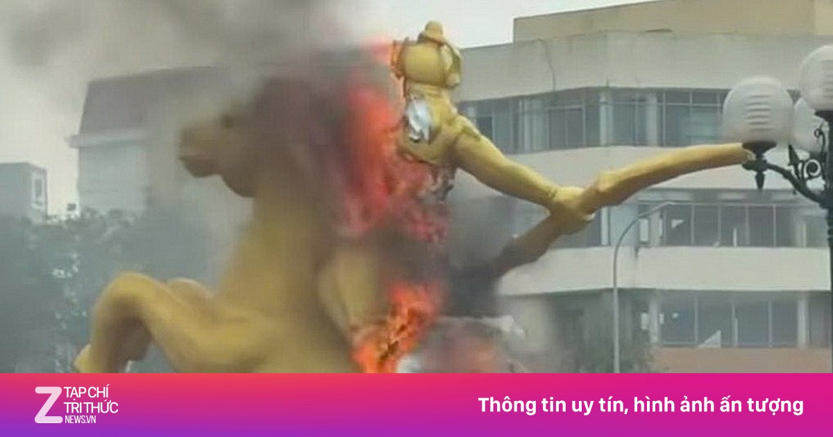 Linh Vật Ngựa Ở Thái Nguyên Bốc Cháy Khi Đang Thi Công, Đổ Sập Hoàn Toàn