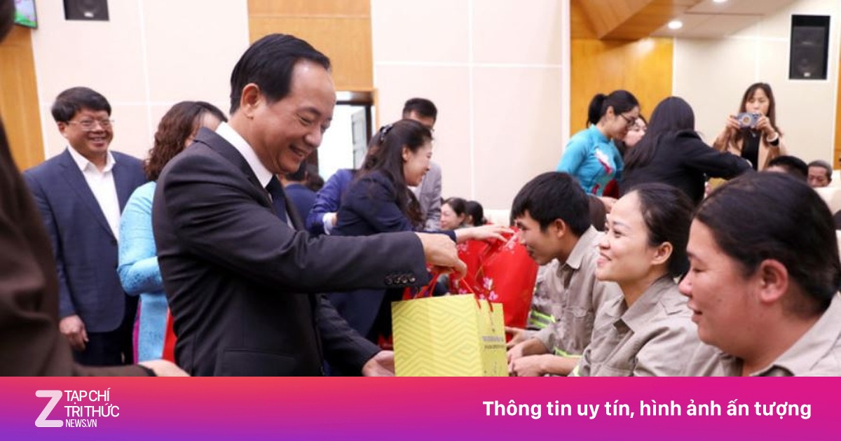 Trưởng Ban Tuyên giáo và Dân vận TW tặng quà Tết tại Tuyên Quang