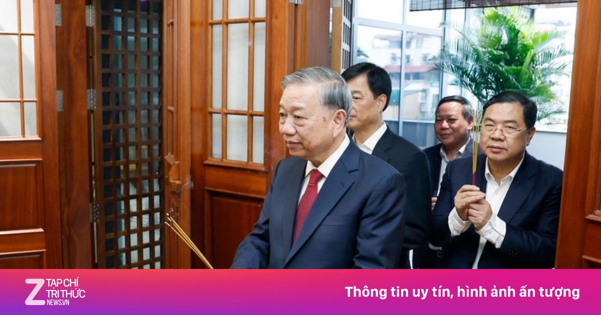 Tổng Bí thư thắp hương tưởng nhớ các đồng chí nguyên lãnh đạo