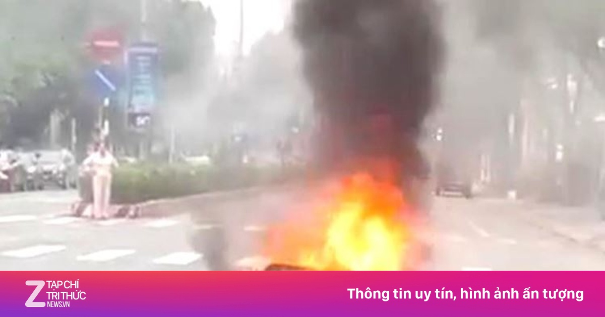 Xe Máy Bốc Cháy Trơ Khung Giữa Đường TP.HCM, Tài Xế Bỏ Chạy Thoát Thân