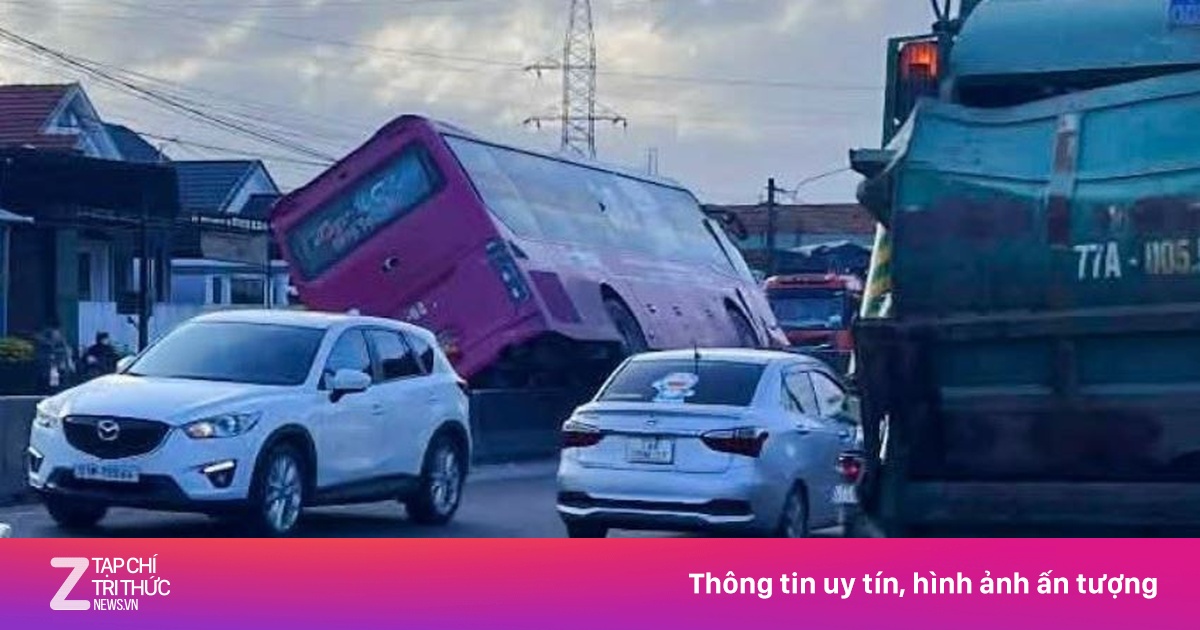 Sau va chạm, xe khách lao lên dải phân cách