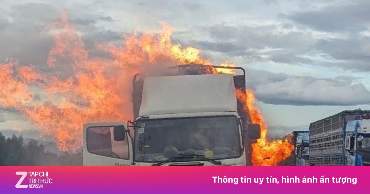 Khói lửa bao trùm xe tải trên cao tốc Vĩnh Hảo - Phan Thiết