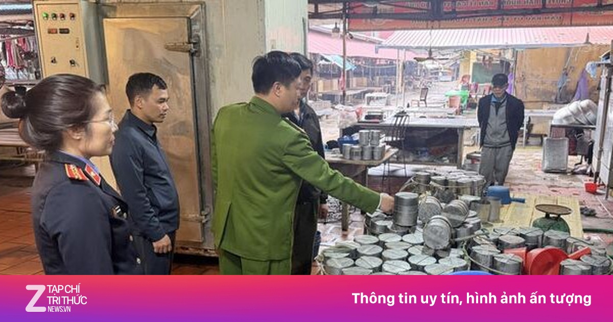 Khởi tố 2 mẹ con chủ cơ sở sản xuất giò, chả, xúc xích chứa hàn the