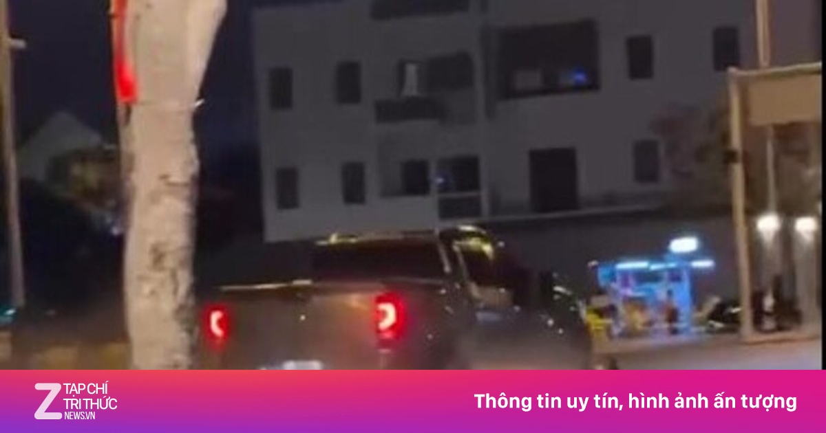 Tạm giữ tài xế xe bán tải kéo lê xe máy làm một người tử vong