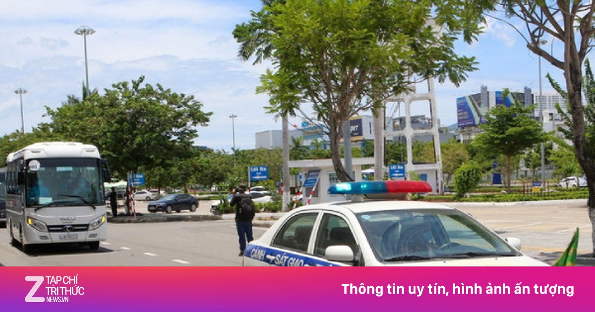 CSGT dẫn đường, hỗ trợ các đoàn xe chở người dân về quê đón Tết Nguyên đán 2026