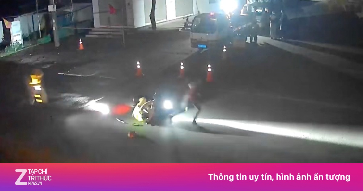 Nam Thanh Niên Mang 6 Quả Pháo Tự Chế Tông Xe Máy Điện Vào CSGT Để Bỏ Chạy