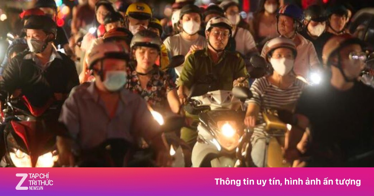Dòng Phương Tiện Đông Nghịt Đổ Về Cửa Ngõ TP.HCM Đêm Mùng 6 Tết